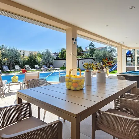 Klen For 15 People Near With Jacuzzi And Children Playgorund Villa Pula