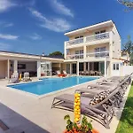 Vila Klen For 15 People Near With Jacuzzi And Children Playgorund Pula