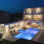 Klen For 15 People Near With Jacuzzi And Children Playgorund * Pula