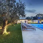 Klen For 15 People Near With Jacuzzi And Children Playgorund Vila *