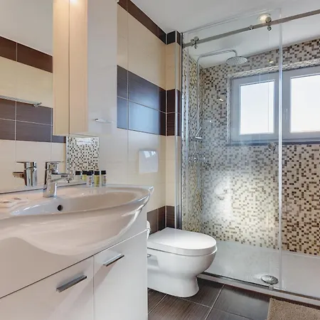 Klen For 15 People Near With Jacuzzi And Children Playgorund Пула