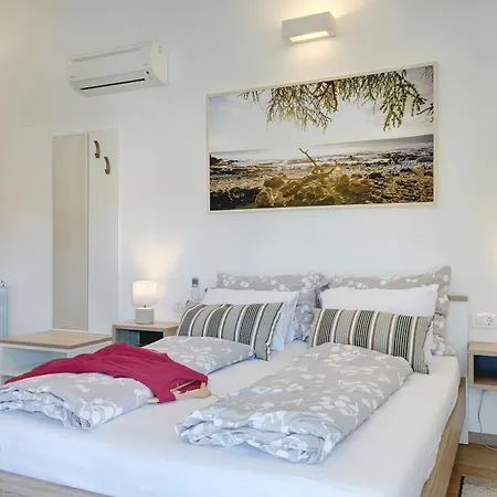 Klen For 15 People Near With Jacuzzi And Children Playgorund Вилла Пула