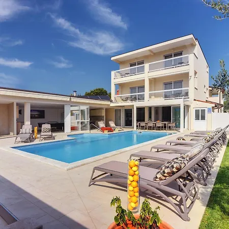 Вилла Klen For 15 People Near With Jacuzzi And Children Playgorund Пула