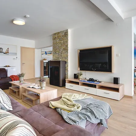 Klen For 15 People Near With Jacuzzi And Children Playgorund Пула