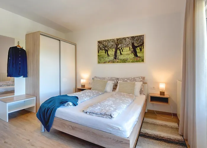 Klen For 15 People Near With Jacuzzi And Children Playgorund Willa *