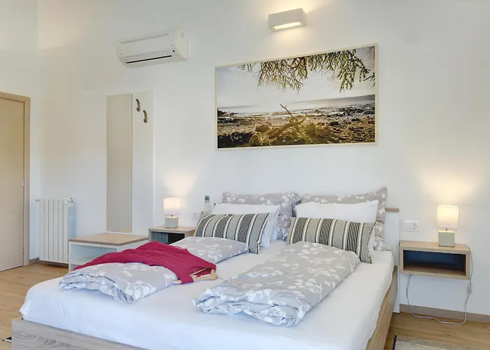 Klen For 15 People Near With Jacuzzi And Children Playgorund Willa Pula