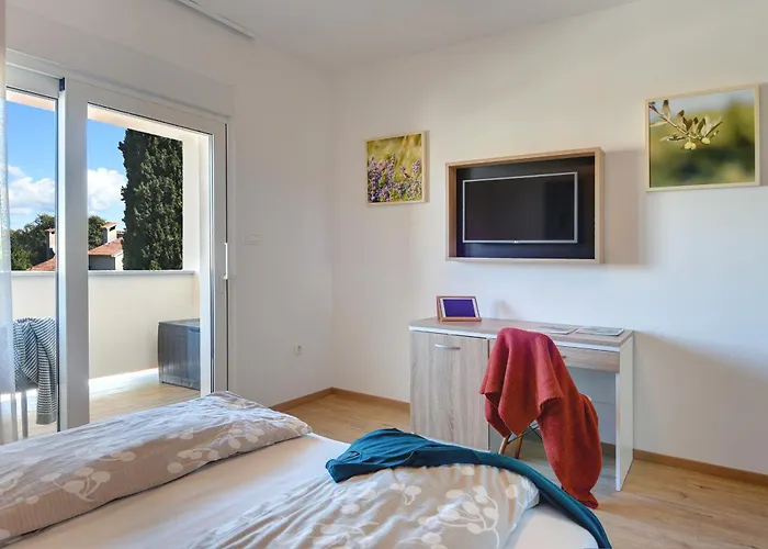 Klen For 15 People Near With Jacuzzi And Children Playgorund Pula