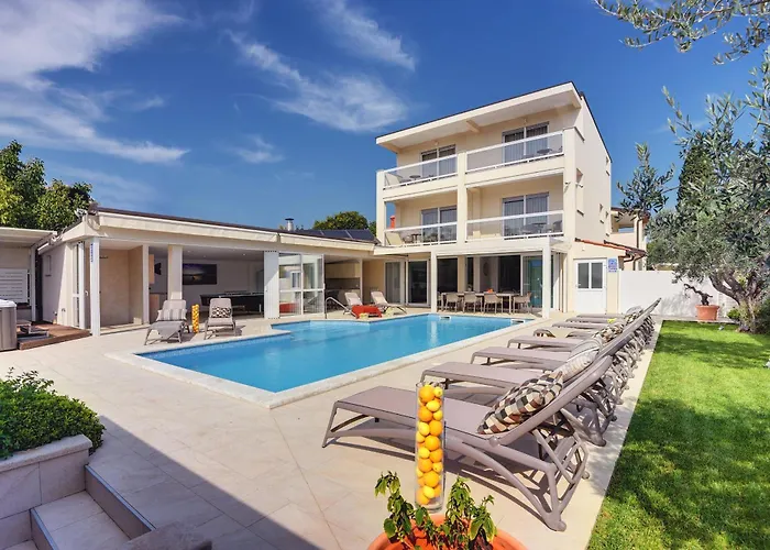 Willa Klen For 15 People Near With Jacuzzi And Children Playgorund Pula